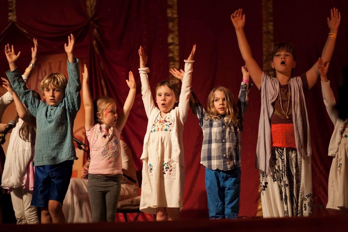 Children and theater. Детский театр. Театр для детей. Дети на сцене театра. Театр выступление детей.