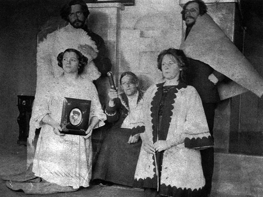 Леонид Андреев среди родных и близких в шуточной фотосессии. 1910-е. Ваммельсуу, Финляндия. Фотография: Леонид Андреев / terijoki.spb.ru
