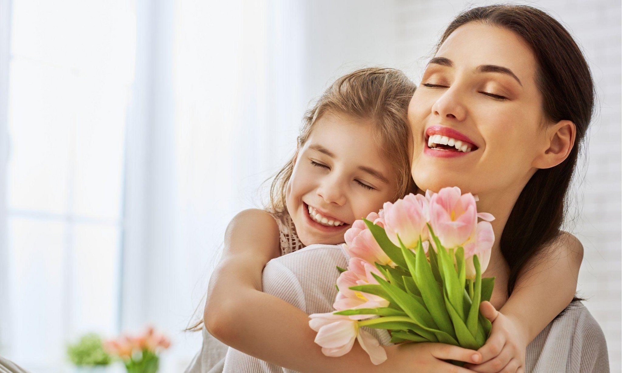 Дочки мамина улыбка. Ребенок дарит цветы маме. Дети с цветами. Дочь дарит цветы маме. Мать с ребенком.