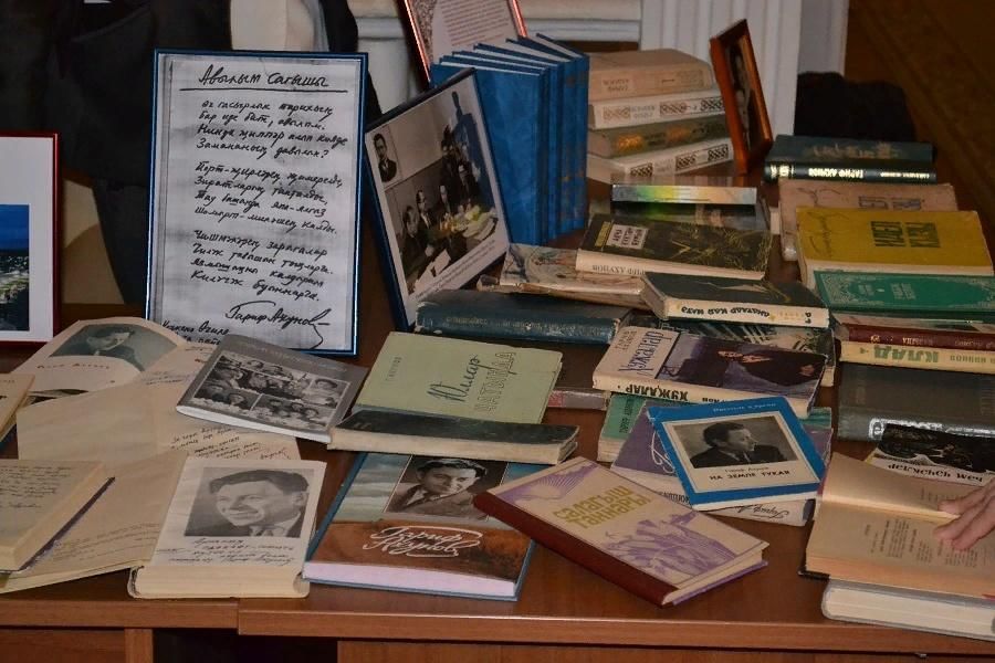Китап күргәзмәсе. Книжная выставка Гарифа Ахунова. Китаплар выставка. Габдулла Тукай книжная выставка в библиотеке. Г.Тукай турында книжная выставка.