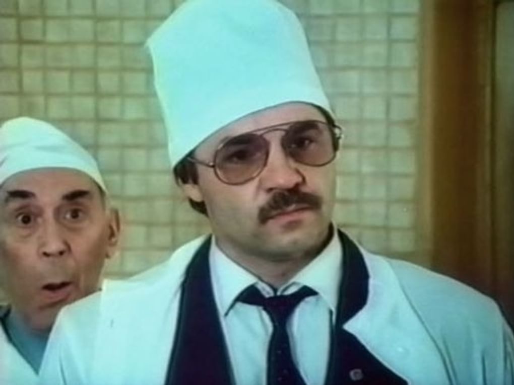Александр Фатюшин (справа) в роли профессора и главврача психбольницы в художественном фильме Александра Соловьева «По Таганке ходят танки» (1991)