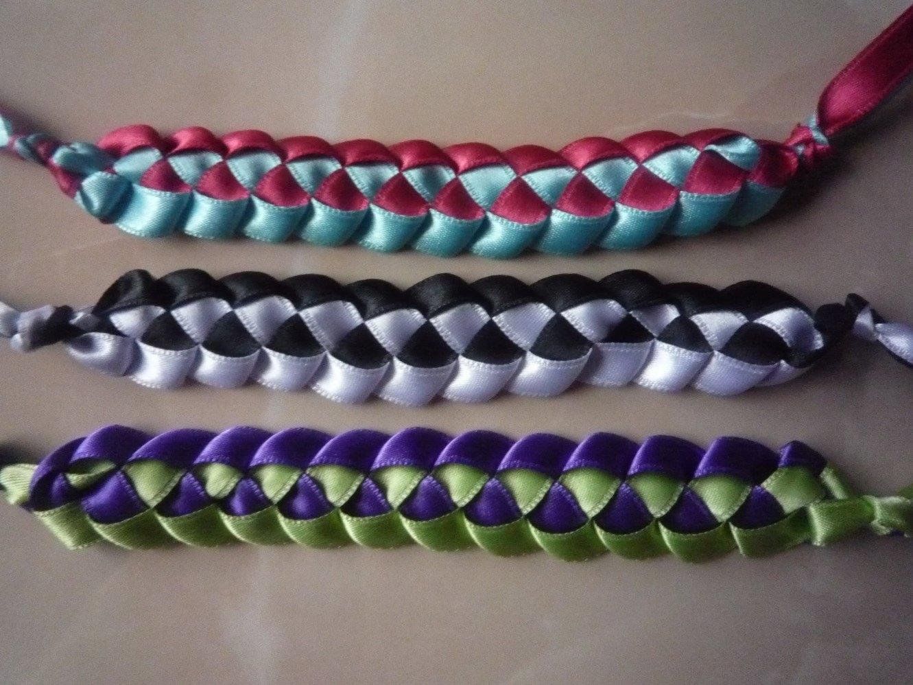 Браслет из атласных лент. Браслет из атласных лент. Браслет из атласных лент. Плетеные браслеты из лент. Браслет из атласных лент.