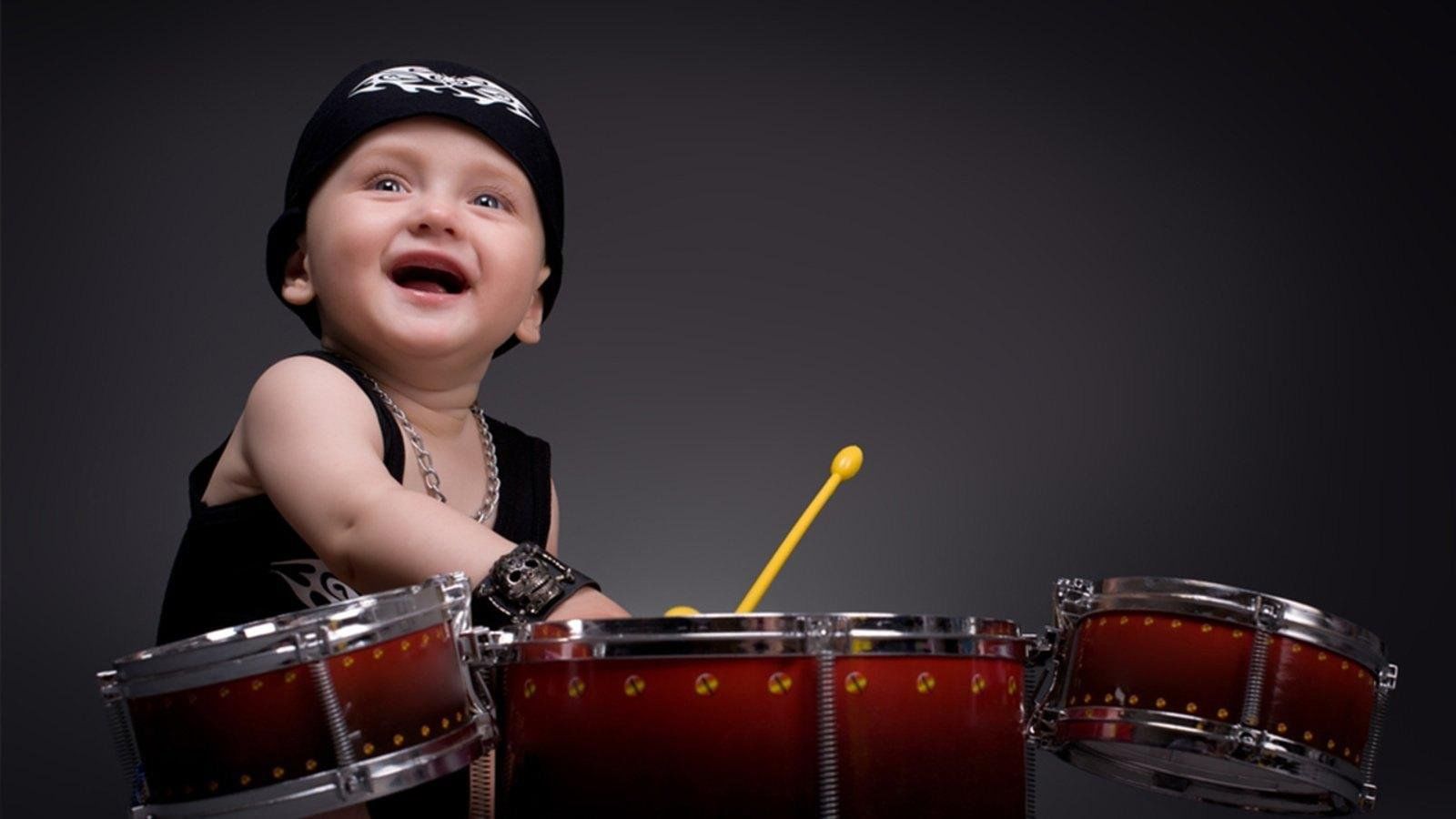 Песни веселый барабанщик. Барабан для детей. Ребенок барабанщик. Дети музыканты. Музыкальные инструменты для детей.