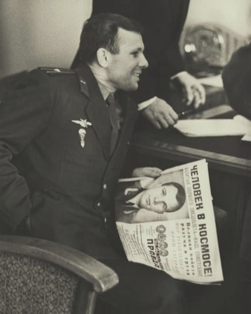 Летчик-космонавт Юрий Гагарин с газетой «Комсомольская правда». 1961. Фотография: Всеволод Тарасевич / Мультимедиа Арт Музей, Москва