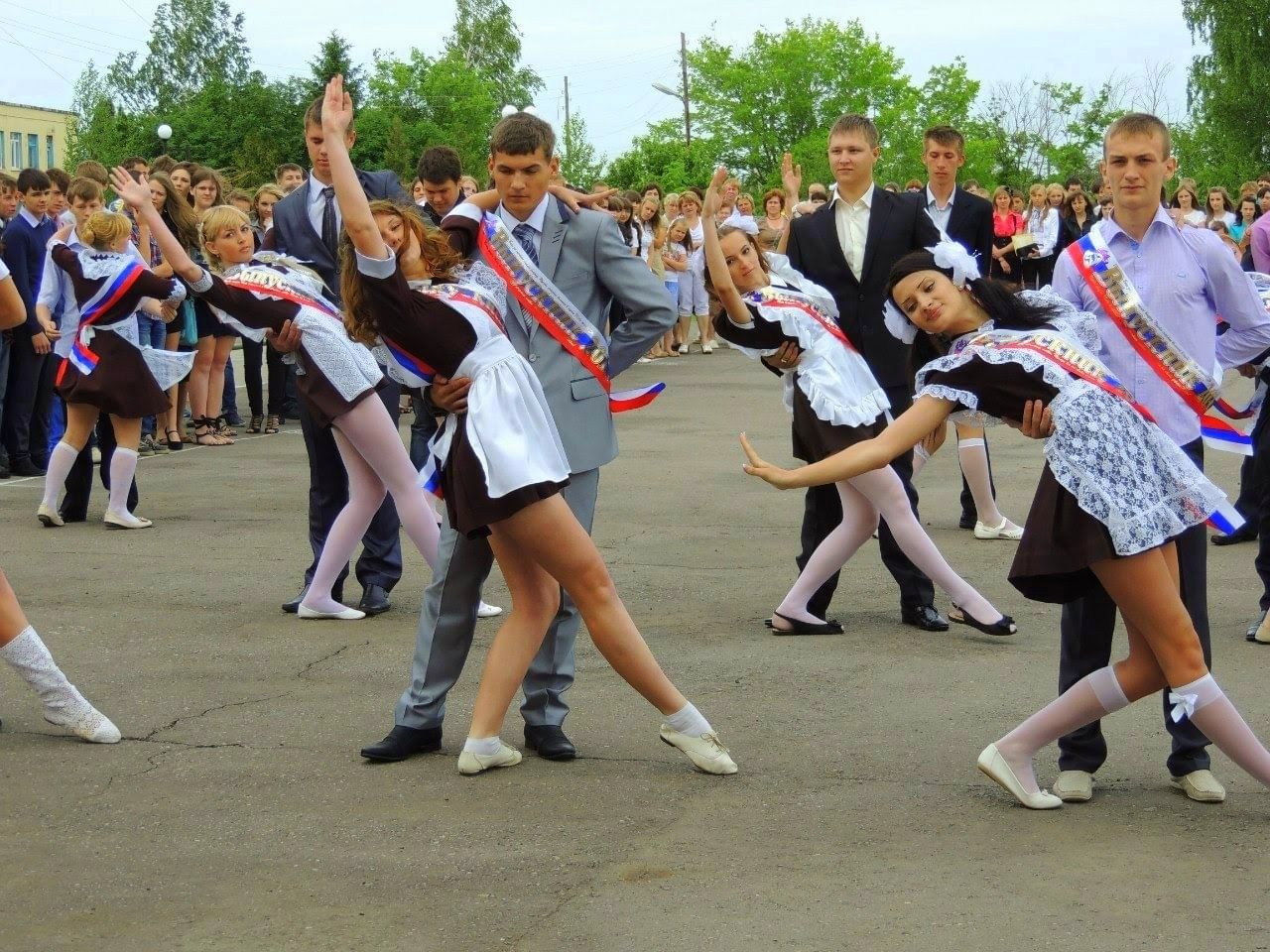 Выпускники школ видео. Школьный выпускной. Выпускные классы. Линейки последний звонок. Выпускницы 11 класса.