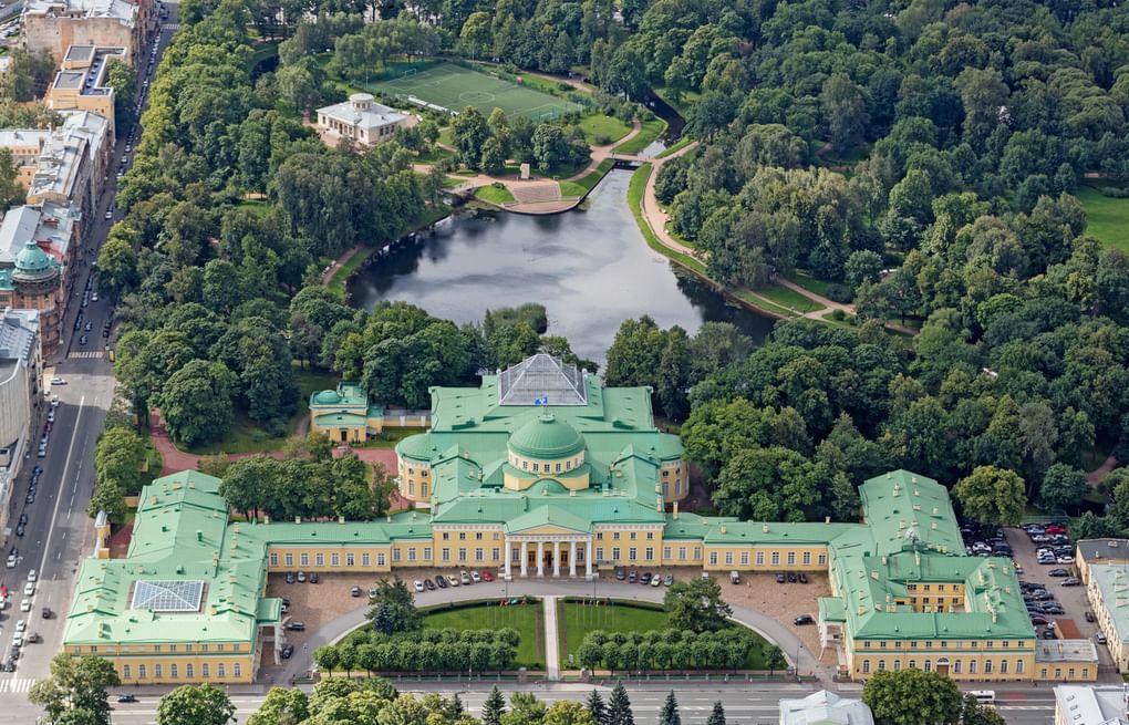 Сад при Таврическом дворце. Архитектор Адам Менелас. 1818. Фотография: Andrew Shiva / wikipedia