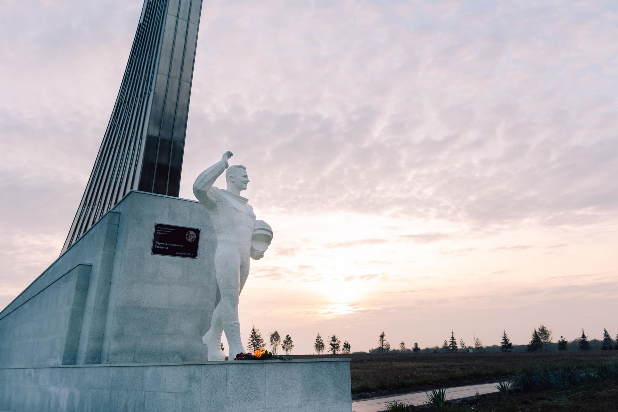 Памятник первому полету в космос. Парк покорителей космоса имени Юрия Гагарина. Парк покорителей космоса Саратов. Парк покорителей космоса в Энгельсе. Парк приземления Гагарина Энгельс.