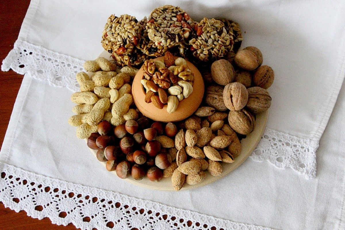 Как украсить орехи. Ореховый хлебный холщовый спас. Орехи красиво. Угощение орешки. Орехи и хлеб на столе.