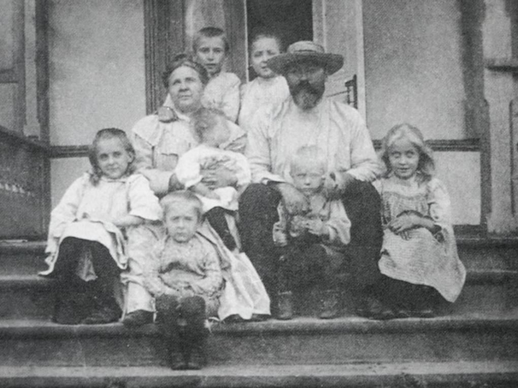 Михаил Булгаков (слева в верхнем ряду) с семьей. 1902. Фотография: wikipedia.org