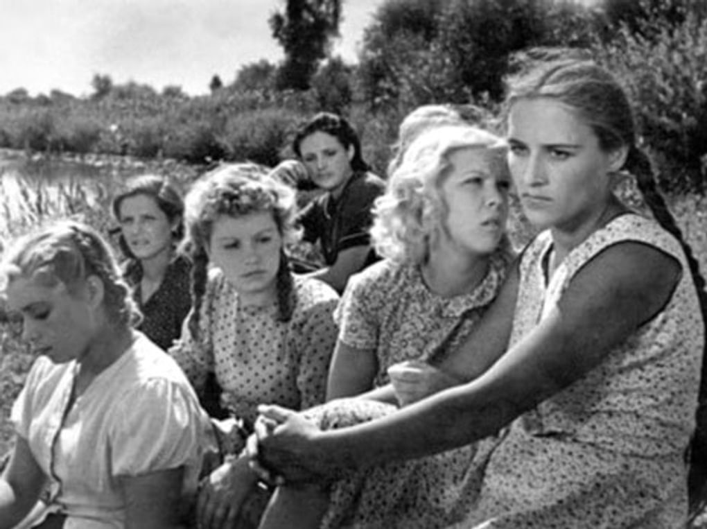 Нонна Мордюкова в роли Ульяны Громовой (справа) в художественном фильме Сергея Герасимова «Молодая гвардия» (1948)