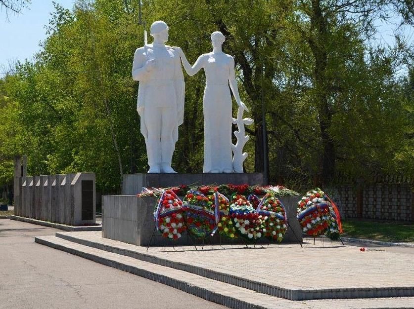 Дальнереченск приморский край. Памятник Дальнереченск Приморский край. Памятник 2200 в Дальнереченске. Городской парк мемориальный комплекс Дальнереченск. Аллея героев Дальнереченск.