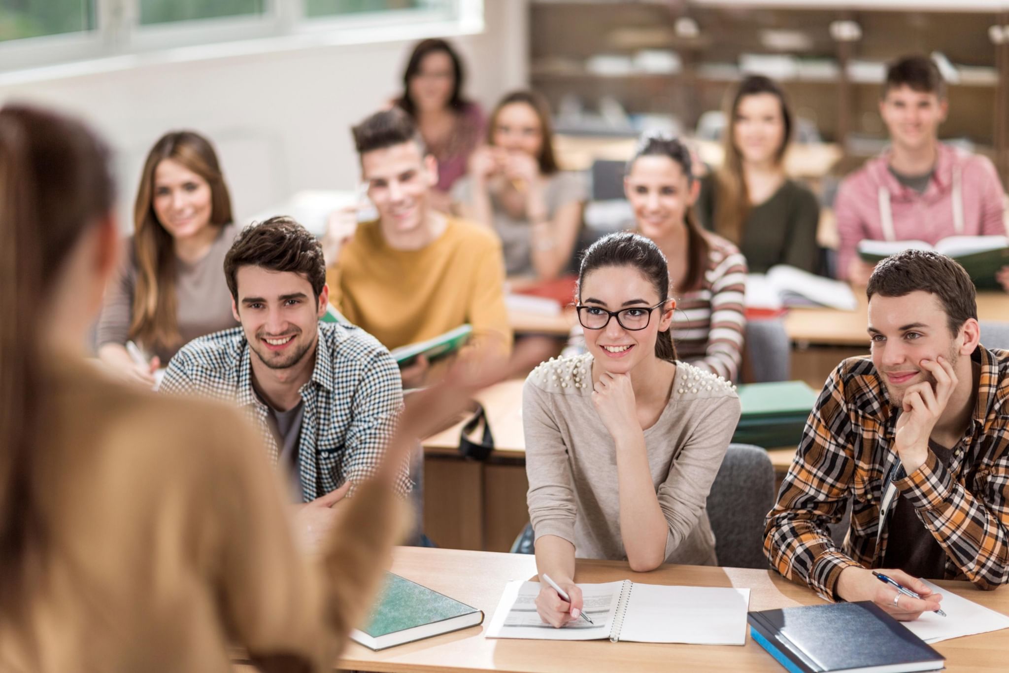 The teacher wants the students. Счастливые студенты. Студенты в вузе. Радостные студенты. Учащиеся студенты.