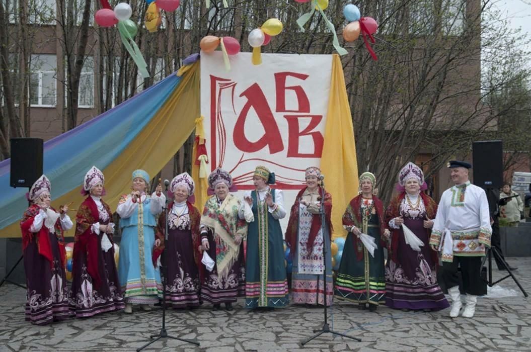 Мероприятие день письменности. Празднование дня славянской письменности. День славянской письменности и культуры фотозона. Украшение сцены ко Дню славянской письменности. Праздник Кирилла и Мефодия в 2021.