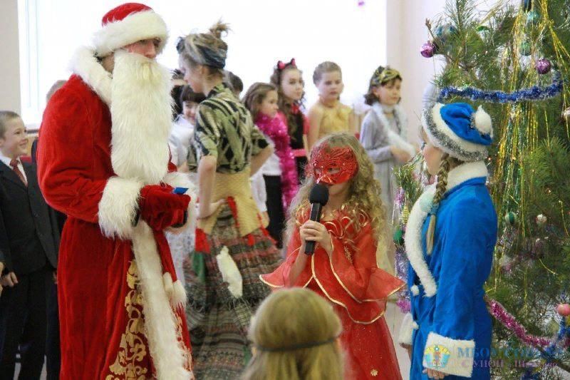 Новый год для старшеклассников. Новогодний утренник старшеклассников. Новогоднее представление для старшеклассников. Новогодние праздники в школе Старшие классы. Новогодние мероприятия в школе для старшеклассников.