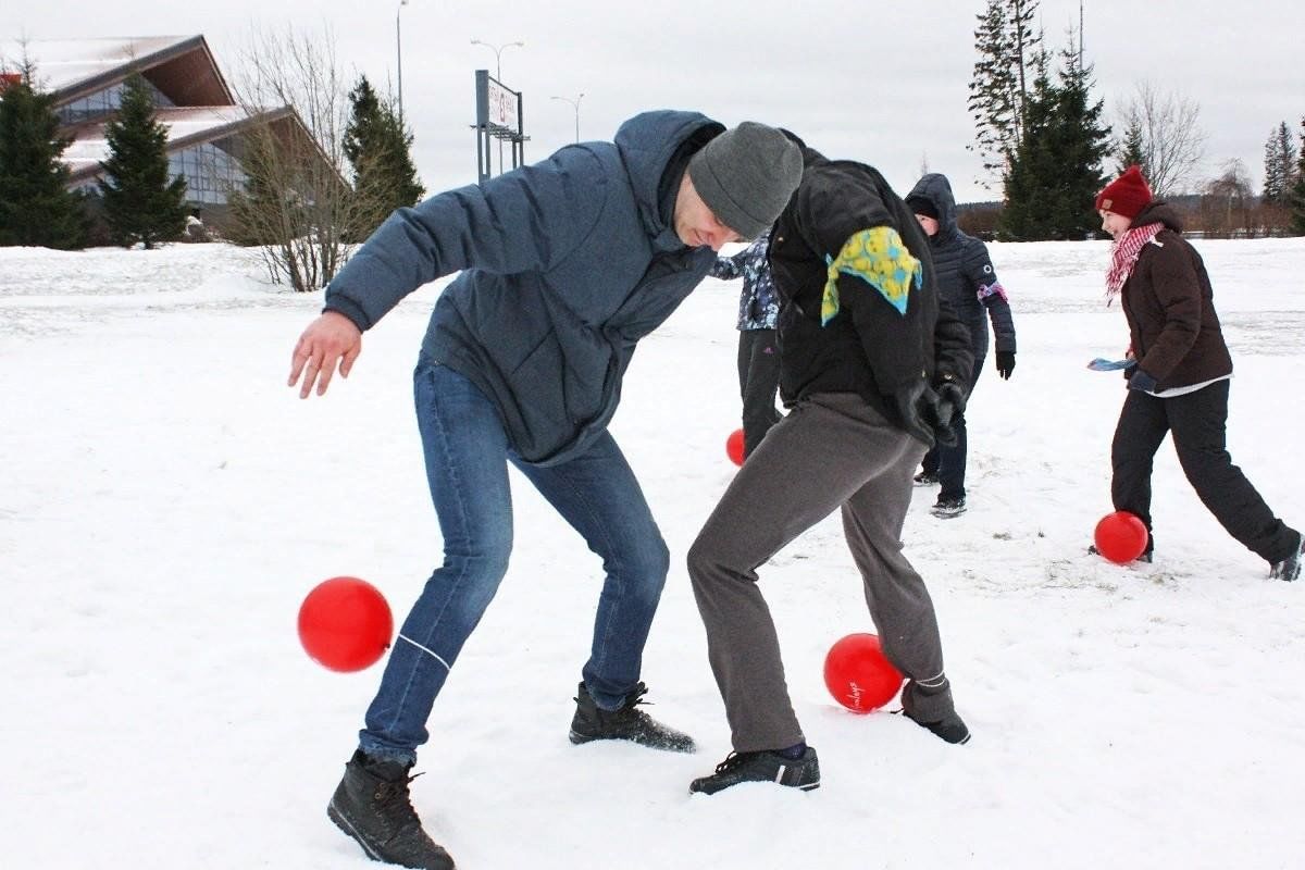 Спортивные игры и забавы. Соревнования на улице зимой. Тимбилдинг зимой на природе. Зимние игры на природе. Корпоратив зимой на природе конкурсы.