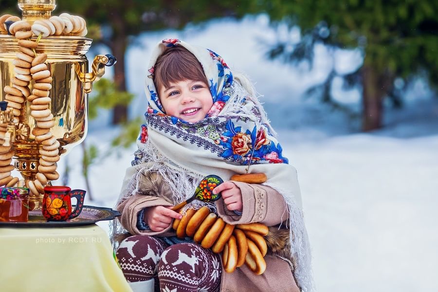 Масленица девочка в платке