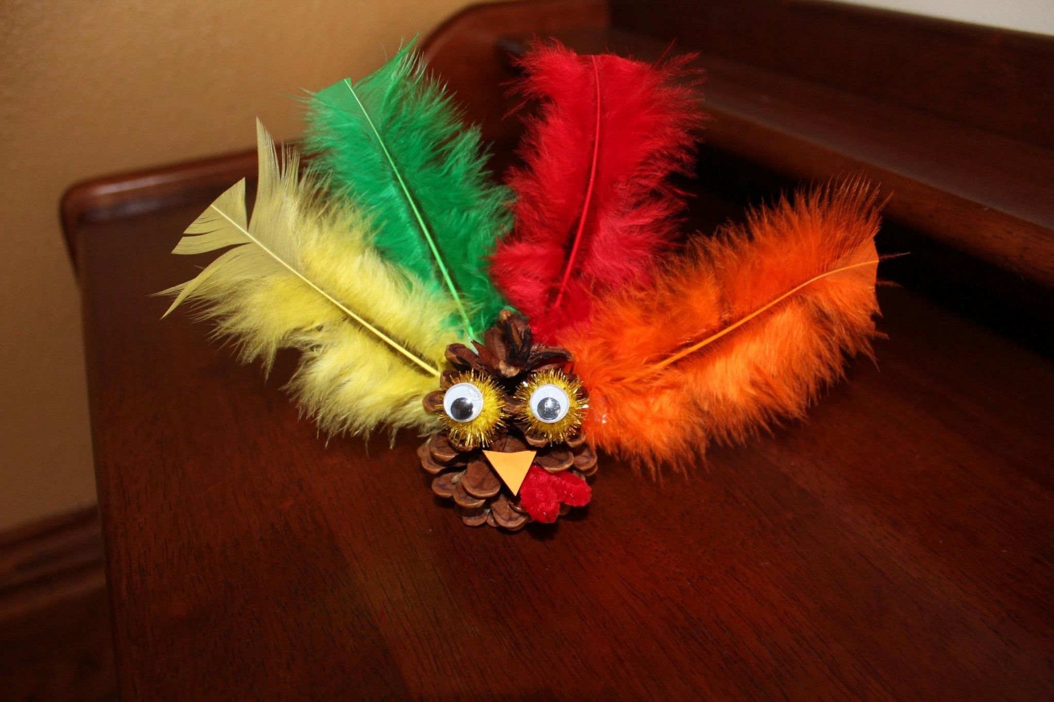 Елка из перьев — оригинальное украшение на Новый год
