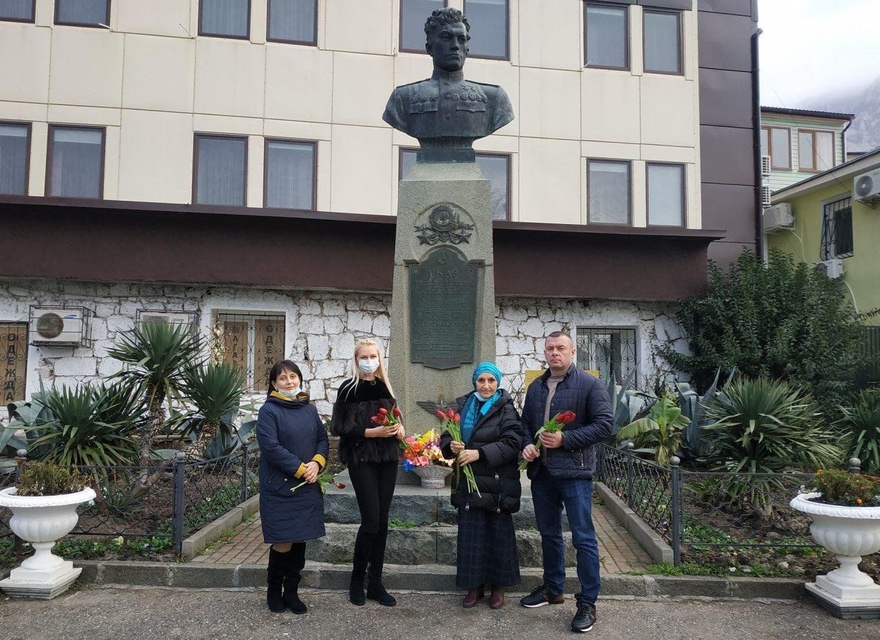 памятник амет хану султану в ярославле