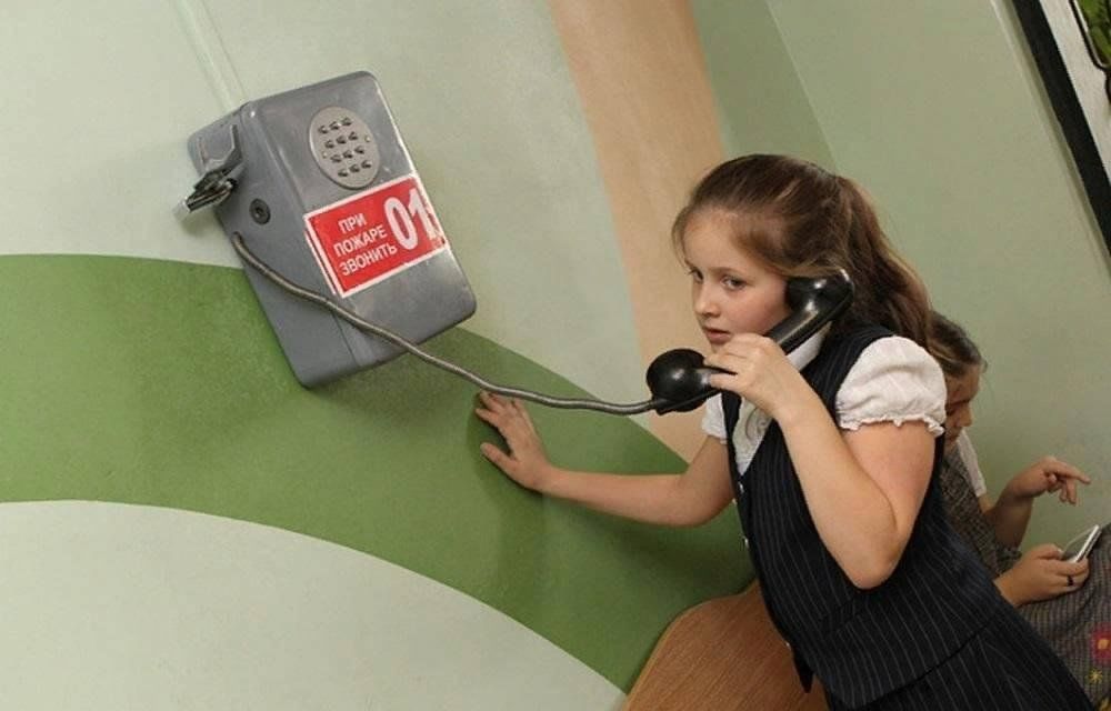 Вызови. Ложный вызов. Звонок пожарным. Человек звонит пожарным. Ложный вызов пожарных.