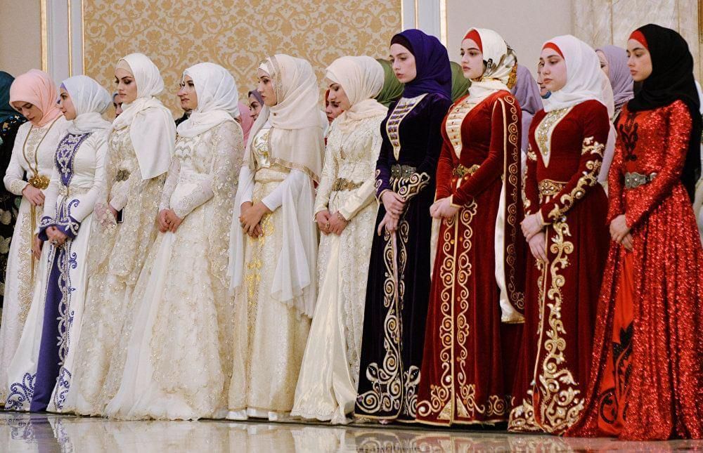 Как одеваться в грозном. Женщины Чечни. Одежда в Чечне для женщин. Чеченцы женщины. Чеченская Национальная одежда.
