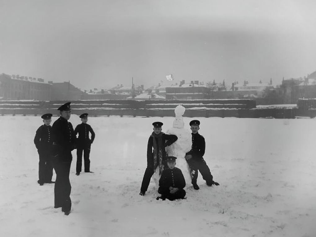 В перемену на плацу. Из альбома «Первый кадетский корпус 1901». Санкт-Петербург, 1901 год. Фотография: Государственный исторический музей, Москва