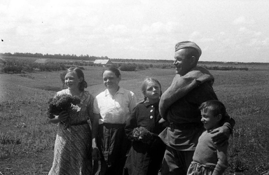 Семьи после войны. Солдаты возвращаются домой 1945 год. Возвращение солдат ВОВ. Возвращение солдат с фронта домой 1945.