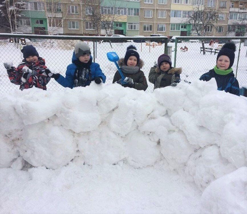 Много снежков. Снежная крепость. Снежные постройки. Крепость из снега для детей. Снежный городок для детей.