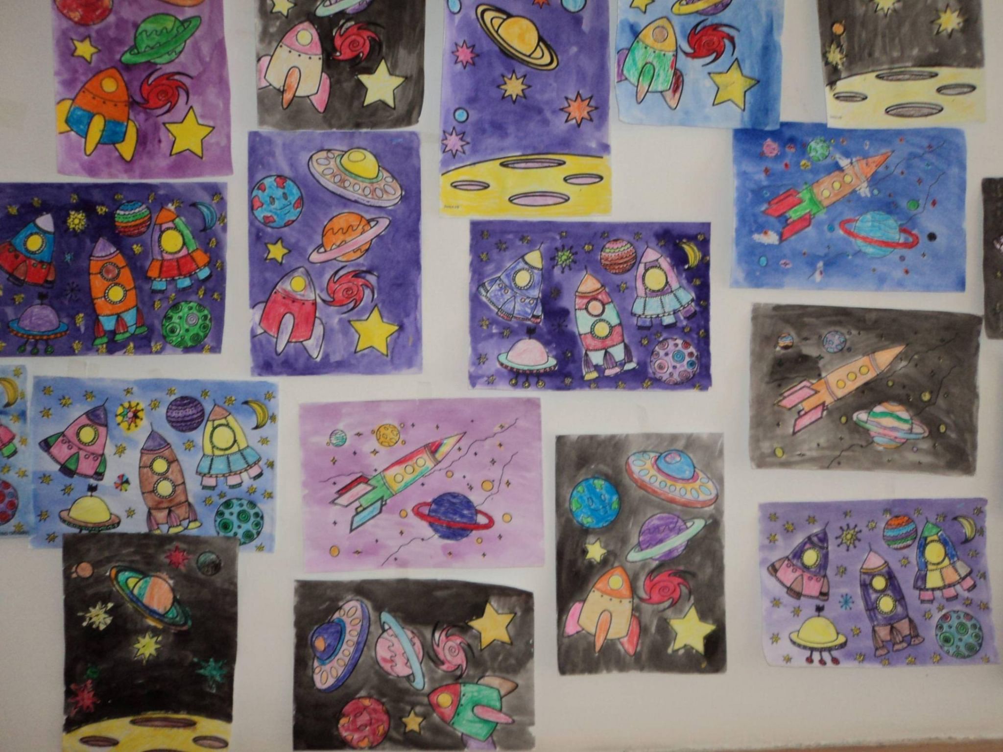 Выставка ко дню космонавтики в детском. Рисование космос в детском саду. Рисование на тему космос в детском саду. Космос глазами детей. Рисование в детском саду ко Дню космонавтики.
