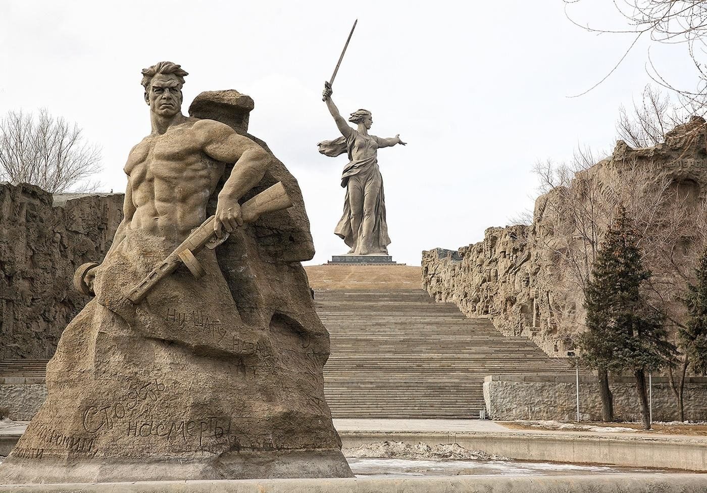 Сталинград это. Волгоград Мамаев Курган солдат. Памятник солдату в Волгограде на Мамаевом Кургане. Солдаты на Мамаевом Кургане. Мемориал Мамаев Курган коллаж.