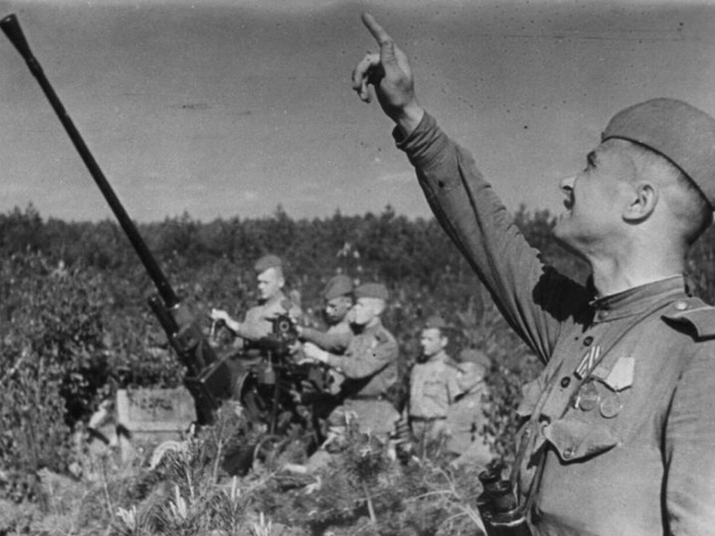 Советский орудийный зенитный расчет ведет огонь по немецким самолетам в ходе Курской битвы во время Великой Отечественной войны. 1943 год. Фотография: Государственный военно-исторический музей-заповедник «Прохоровское поле», поселок городского типа Прохоровка, Белгородская область / <a href="https://goskatalog.ru/portal/#/collections?id=5273417" target="_blank" rel="noopener">goskatalog.ru</a>