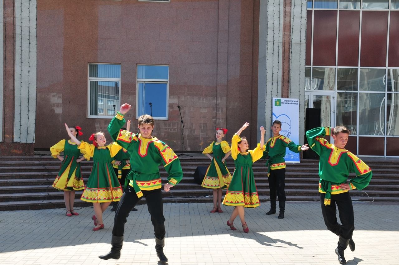 Мастер класс по народному танцу. Народные танцы Белгород. Мастер-класс по народному танцу для детей. Фото мастер класса по народному танцу на улице.