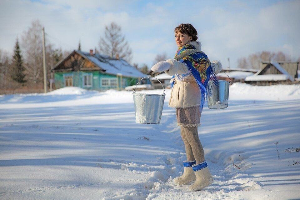 Девушка с коромыслом зимой. Девушки в деревне. Девушка в деревне зимой. Баба с ведрами зимой.