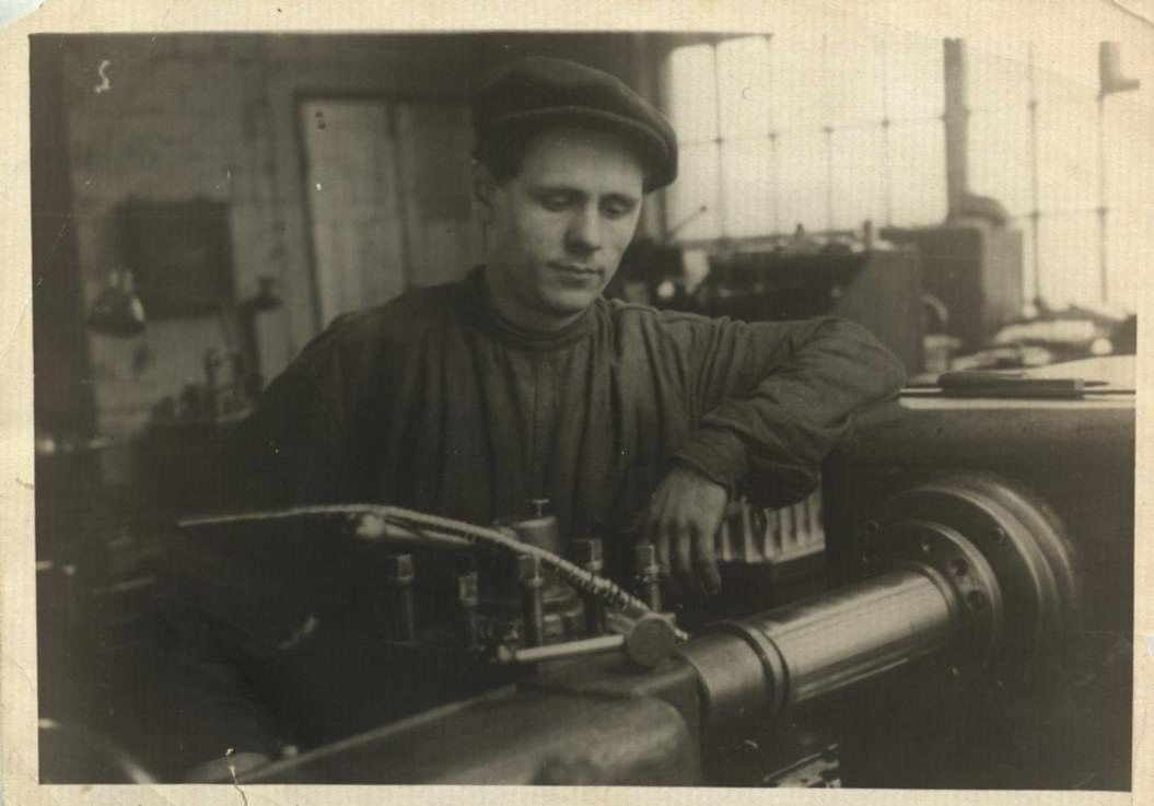 дети вов 1941-1945 на заводе. труженики тыла в ленинграде. кировский завод 1941. завод большевик 1941. фабрика большевичка в годы великой отечественной войны.