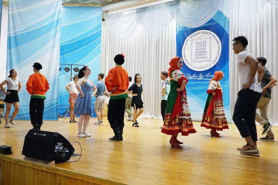 Весенний перепляс Крымск. Пензенский перепляс. Монгольский национальный танец 2022 весной. По танцам.