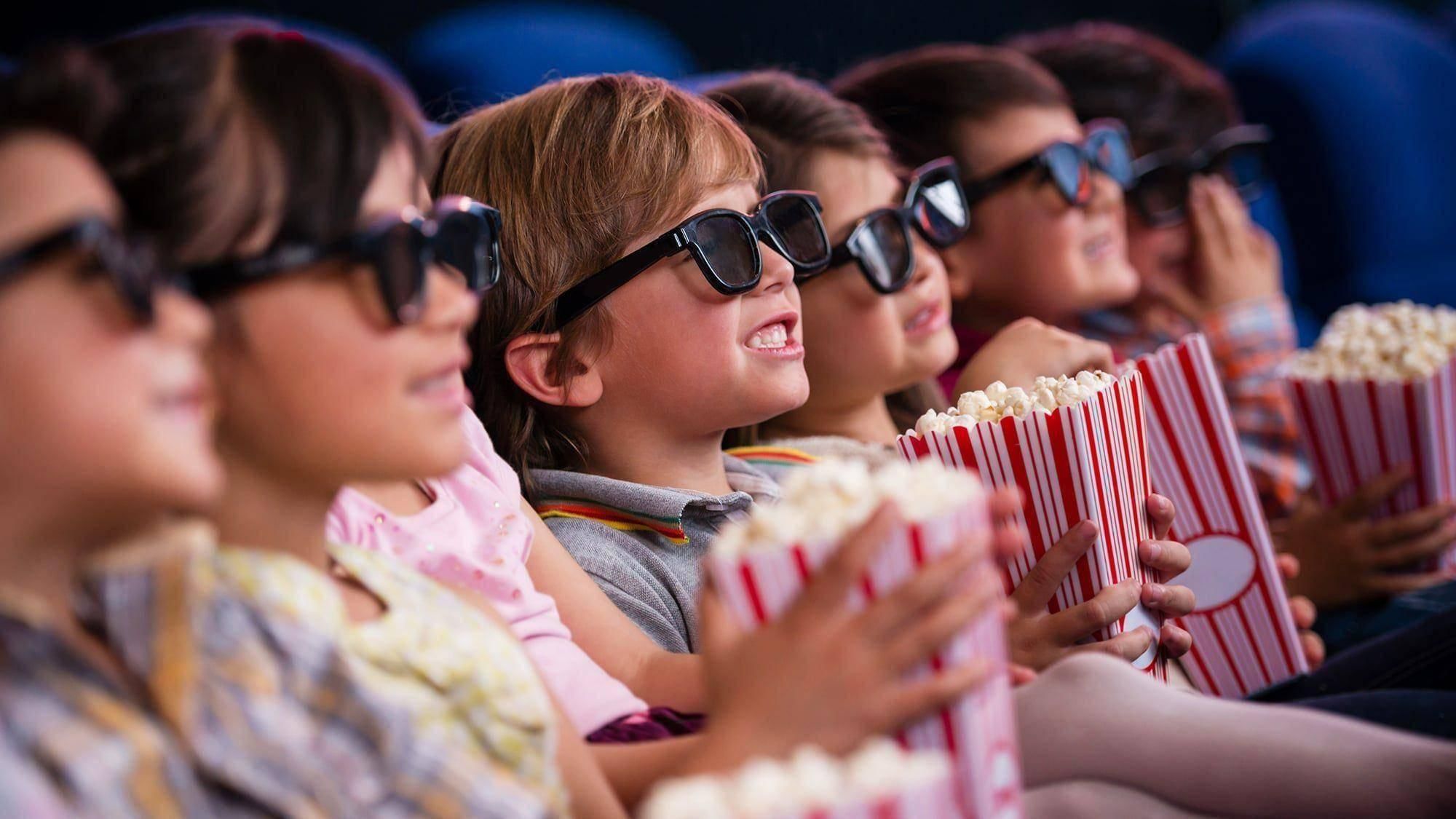 The cinema. Дети в кинотеатре. Школьники в кинотеатре. Поход в кинотеатр. Школьники в кино.