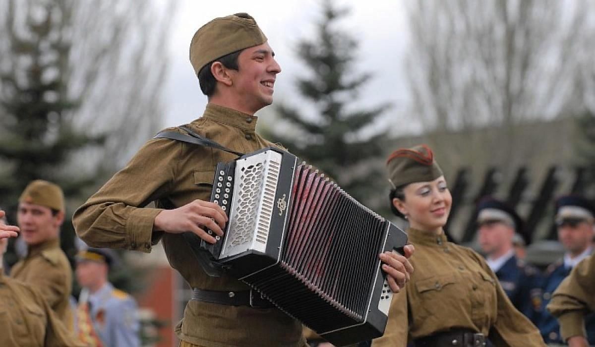 Картинка солдаты на привале с гармошкой