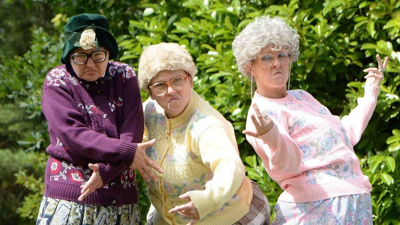 Бабки совсем. Веселые пенсионеры. Три старушки. Бабульки пенсионерки. Танцы для пенсионеров.