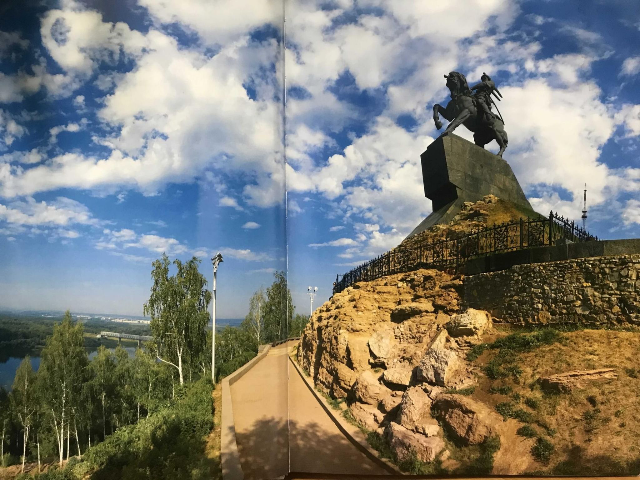 Первые города башкортостана. Гора с памятником Салавата Юлаева Башкирия. Салават город Салавату Юлаеву. Уфа (город) города Башкортостана памятник Юлаеву. Пейзаж Уфы Салават Юлаев.