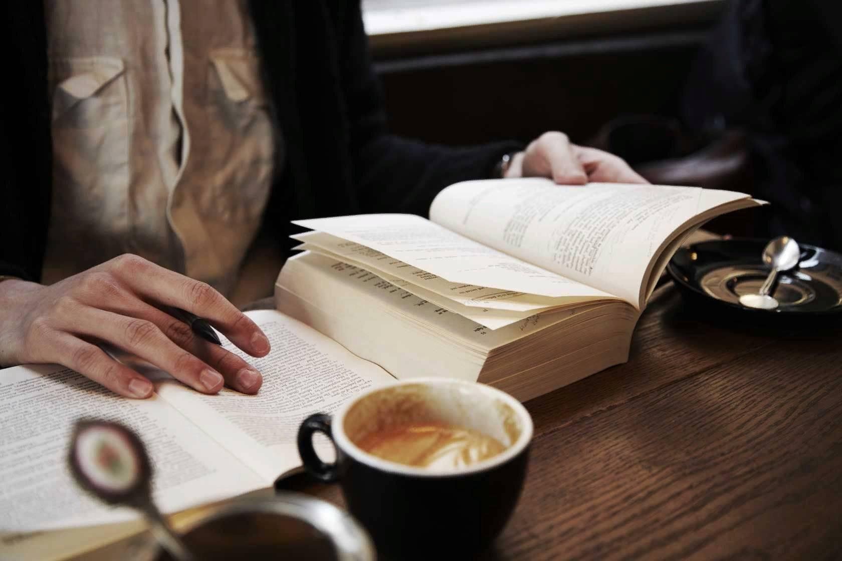 Возвращение в кафе читать. Книга о кофе. Стол «книга». Стол писателя. Чтение в кафе.