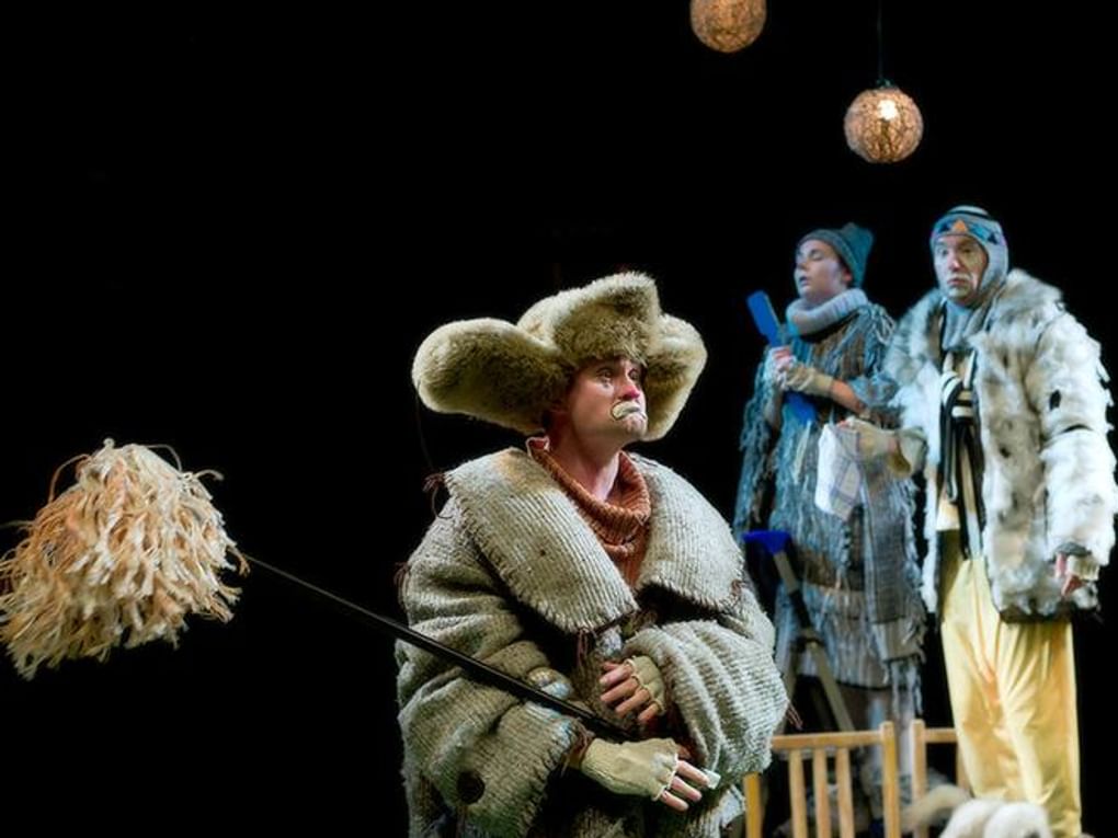 Сцена из спектакля Александра Черепанова «Давай никуда не улетим, Ежик…». Челябинский государственный драматический молодежный театр, Челябинск. Фотография: Александр Исаков / <a href="http://www.artmigration.ru/davaj-nikuda-ne-uletim-yozhik" target="_blank">artmigration.ru</a> 