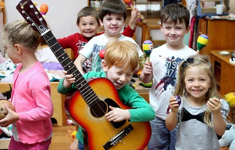 Музыка детский садик. Музыкальное занятие в детском саду. Музыкальные инструменты для детей. Музыкальное занятие в ДОУ. Детей дошкольного возраста музыкаль.