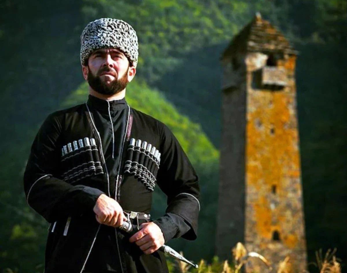 Абусупьян вайнахов. Тейп это на Кавказе. Чеченский костюм мужской. Национальная Чеченская одежда мужская. Кто такие ингуши