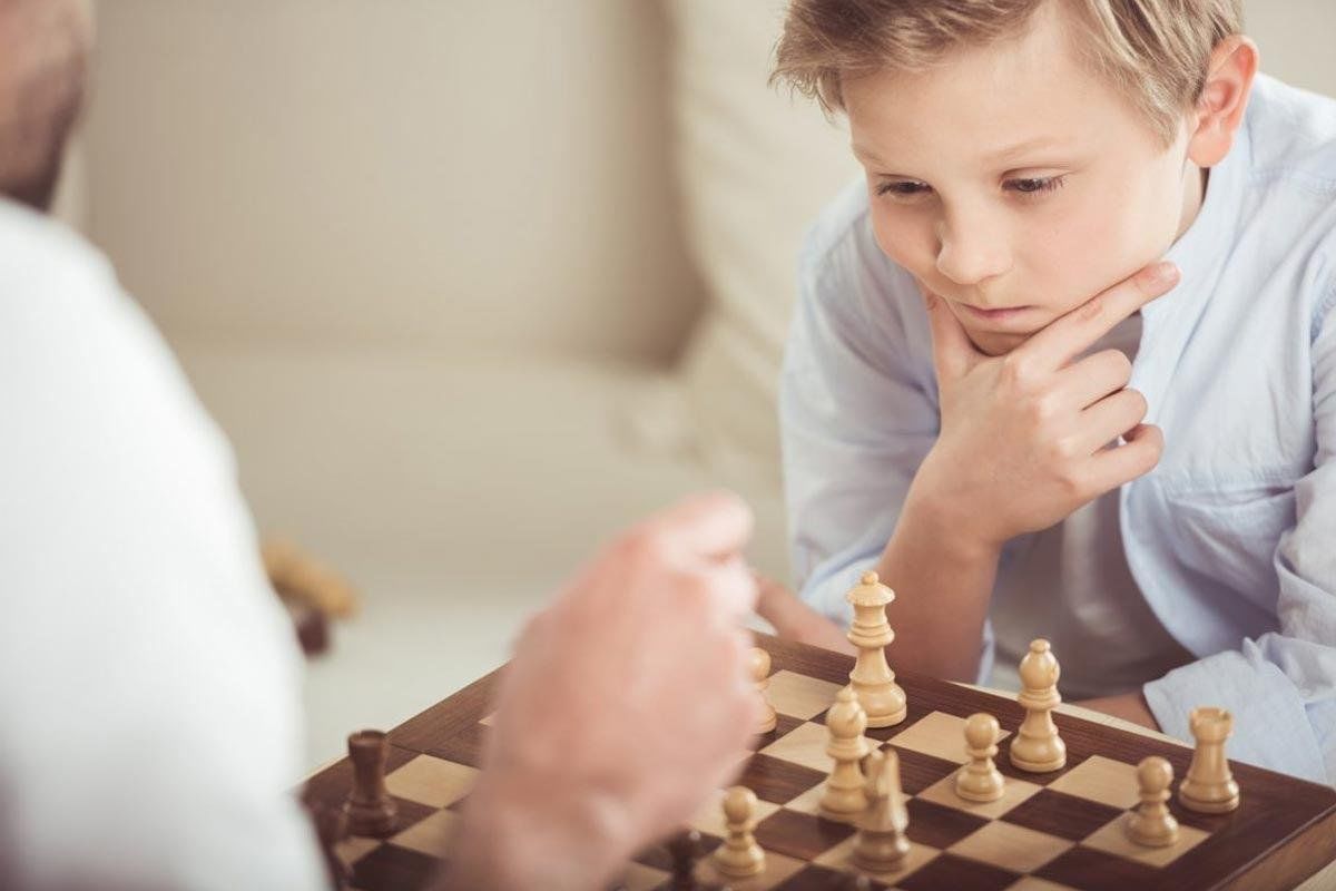 Папа играет в шахматы. Шахматы для детей. Дети играют в шахматы. Мальчик с шахматами. Шахматист Сток.
