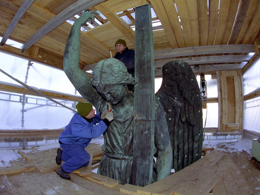 Реставрация Александровской колонны в 2002-ом году. Фотография: Юрий Белинский / ИТАР-ТАСС