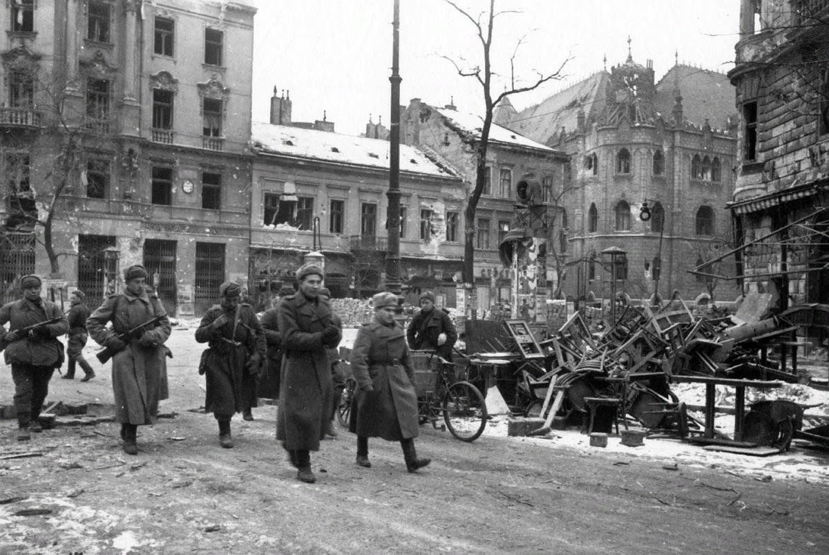 Освобождение Венгрии 1944. Освобождение Будапешта 1945. Штурм Будапешта 1944. Советские солдаты в Будапеште 1945.