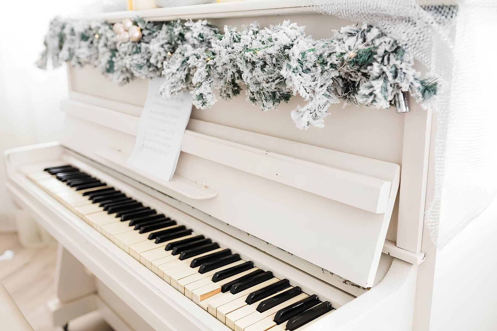 Клавиши белого рояля. Фортепиано. Фотозона с пианино. Белое пианино. Пианино зима.