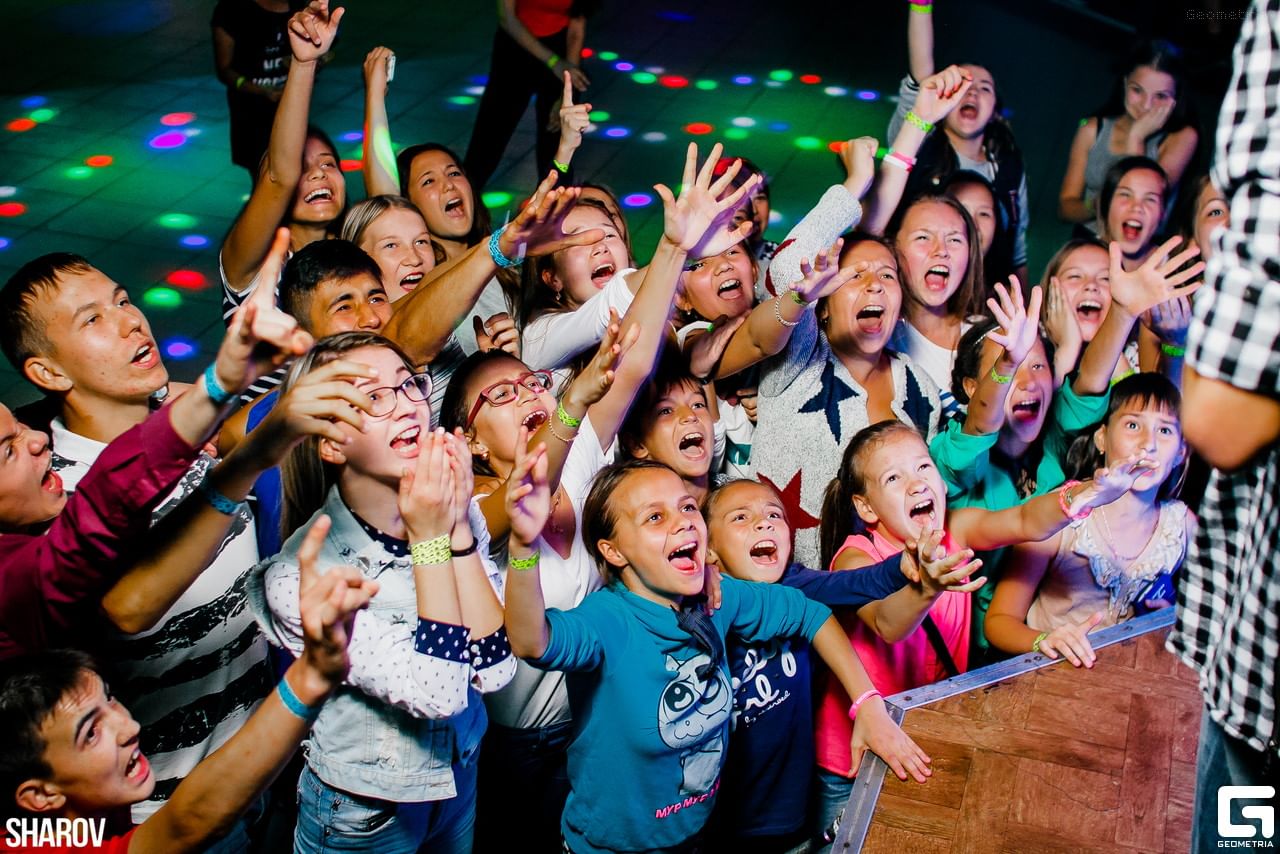 School party. Школьная дискотека. Дискотека в школе. Школьники на дискотеке. Школьная вечеринка.