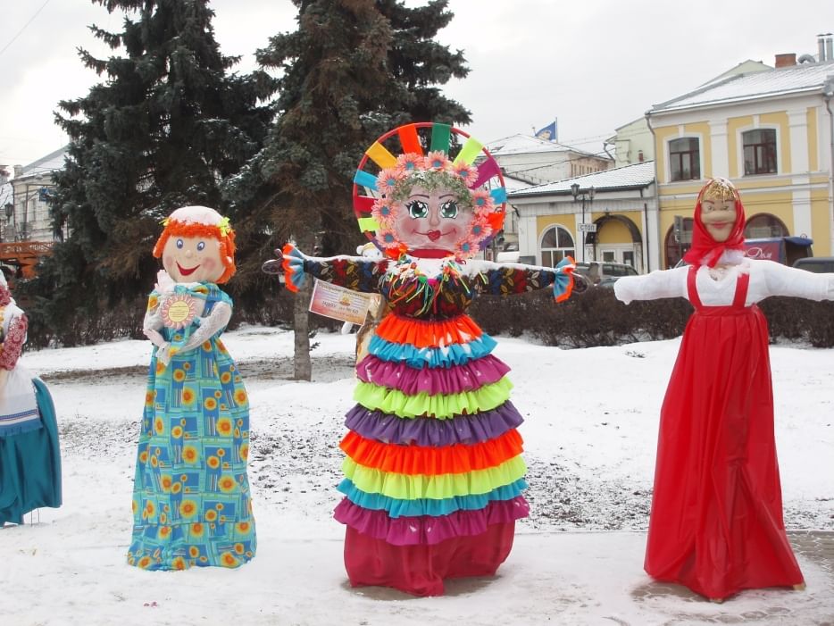 Масленица кукла большая своими руками на конкурс. Украшения на Масленицу. Кукла Масленица. Современная масленичная кукла. Кукла Масленица на конкурс.