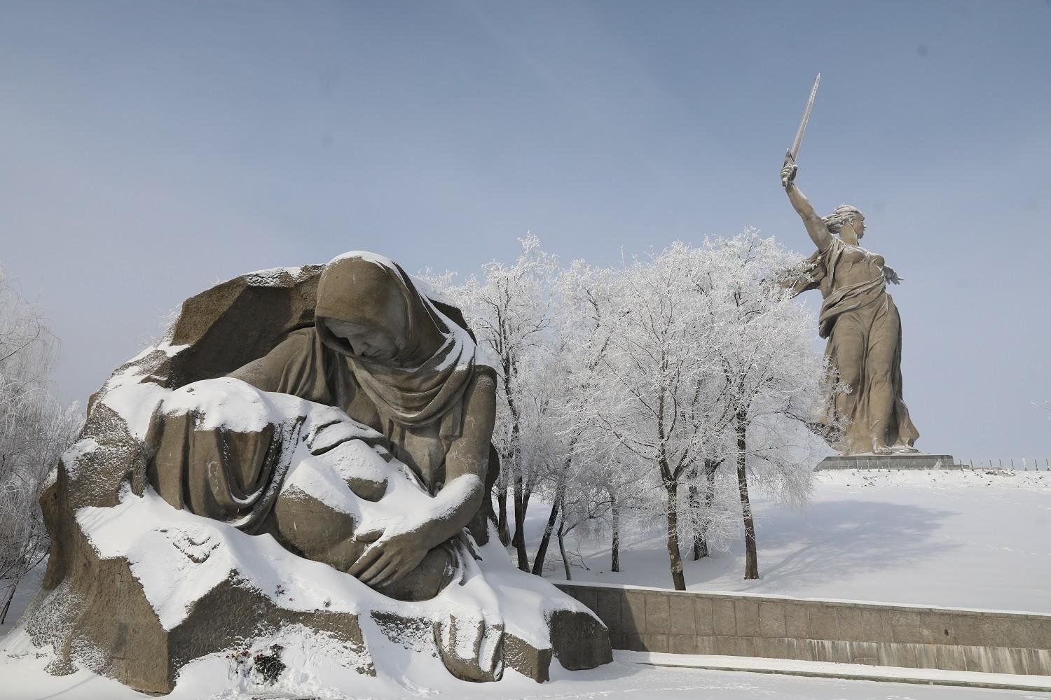 Сталинград. Сталинградская битва Мамаев Курган Родина мать. Мамаев Курган Волгоград зима. Сталинградская битва у Мамаева Кургана. Мамаев Курган Сталинградская битва зима.