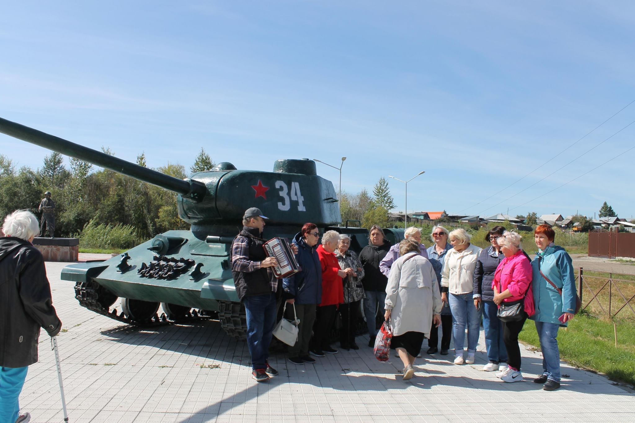 Военное время 2015. Поездка на войну. Памятники боевой и трудовой доблести ЛНР. Фото военной техники в Усолье-Сибирское. Город трудовой доблести картинки.